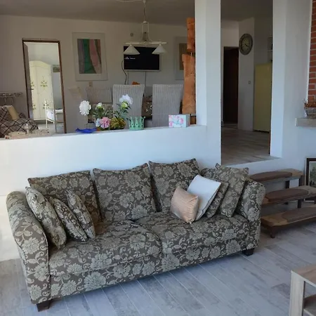Apartman Sa 3 Spavace Sobe U Kucistu * Kućište