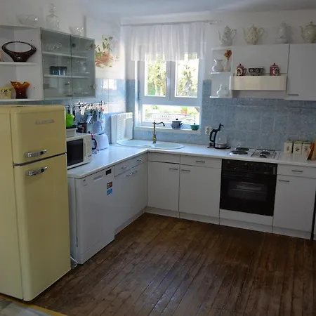 Apartman Sa 3 Spavace Sobe U Kucistu Kućište