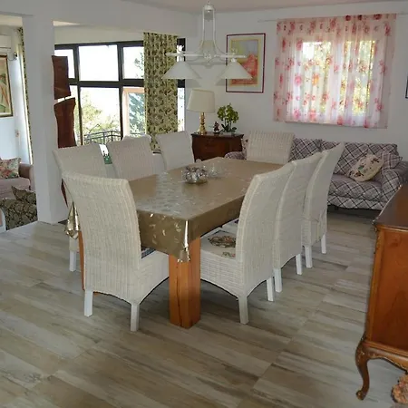 Apartman Sa 3 Spavace Sobe U Kucistu * Kućište