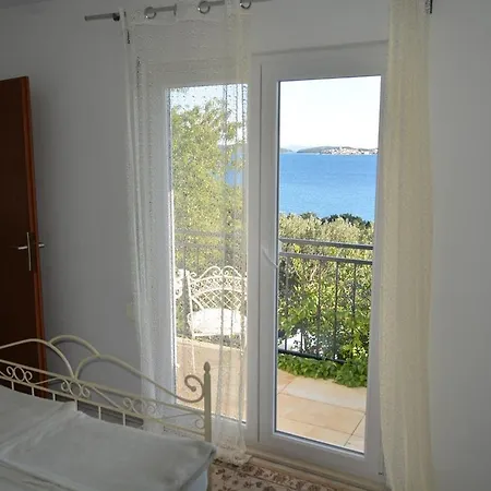 Apartman Sa 3 Spavace Sobe U Kucistu *