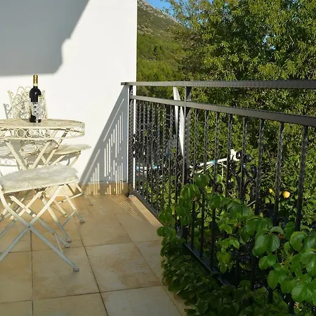 Apartman Sa 3 Spavace Sobe U Kucistu *