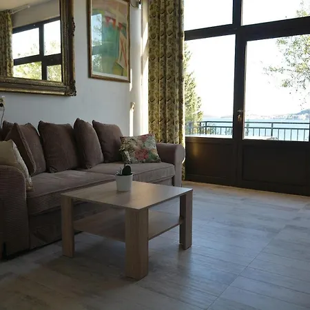 Apartman Sa 3 Spavace Sobe U Kucistu