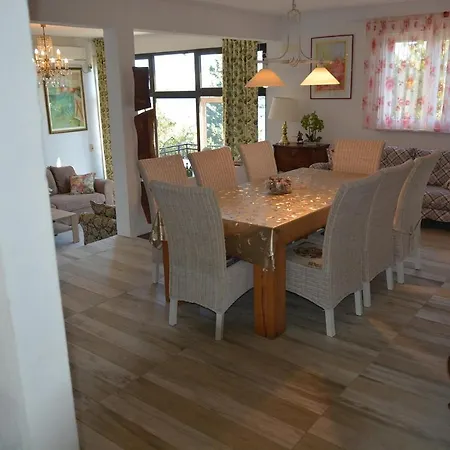 Apartman Sa 3 Spavace Sobe U Kucistu Apartment