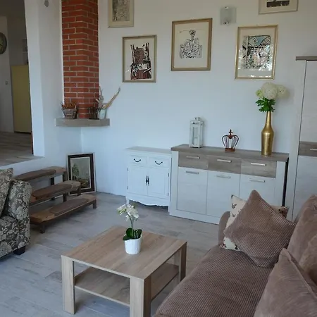 Apartman Sa 3 Spavace Sobe U Kucistu Apartment