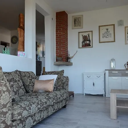 Apartman Sa 3 Spavace Sobe U Kucistu